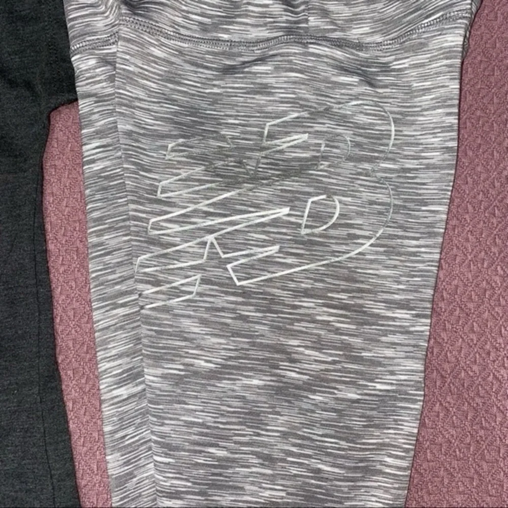 New Balance 2pc set cropped‎ leggings & sporty knotted t-shirt
